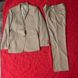 PERRY  ELLIS. Light Tan Suit Set.
Size 30